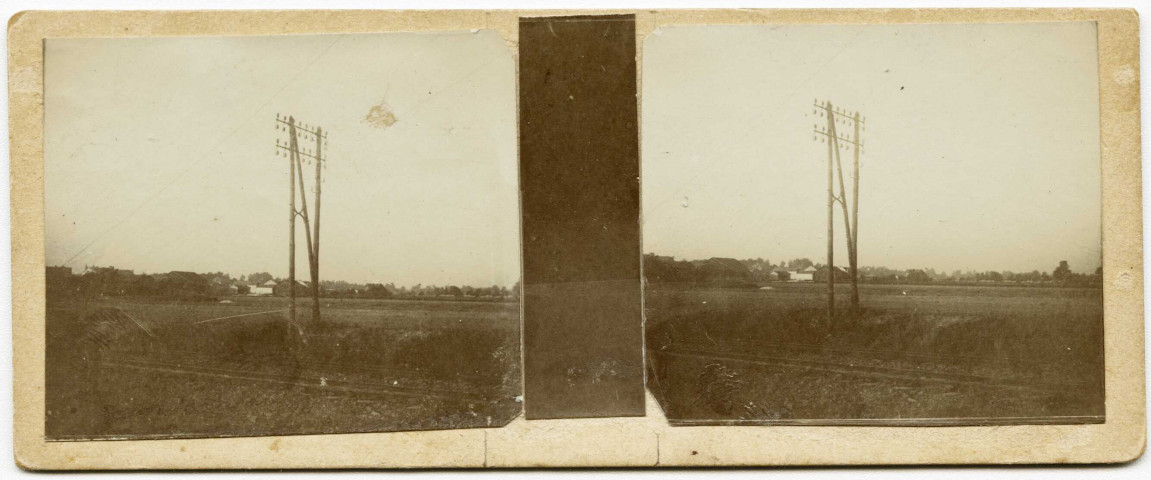 Bombardement de la gare de Mourmelon : fils télégraphiques emmêlés par les obus, septembre 1915 .