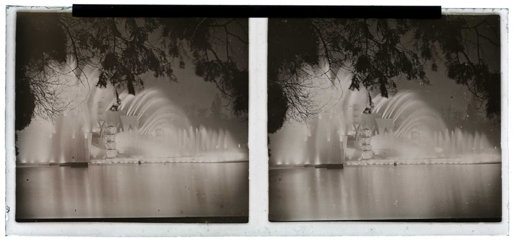 Exposition coloniale 1931 . Attraction lumineuse nocturne : jet d'eau.