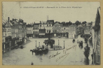 CHÂLONS-EN-CHAMPAGNE. 8- Ensemble de la Place de la République.
Debar Frères.1917