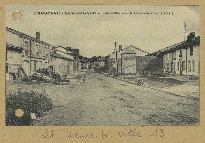 VIENNE-LA-VILLE. L'Argonne. Vienne-la-Ville. La Grand'Rue avant le bombardement de 1914-1915.
Ste-MenehouldÉdition E. Moisson.[vers 1930]