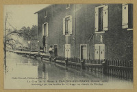 CHÂLONS-EN-CHAMPAGNE. La crue de la Marne à Châlons-sur-Marne (janvier 1910). Sauvetage par une fenêtre du 1er étage, au chemin du barrage.