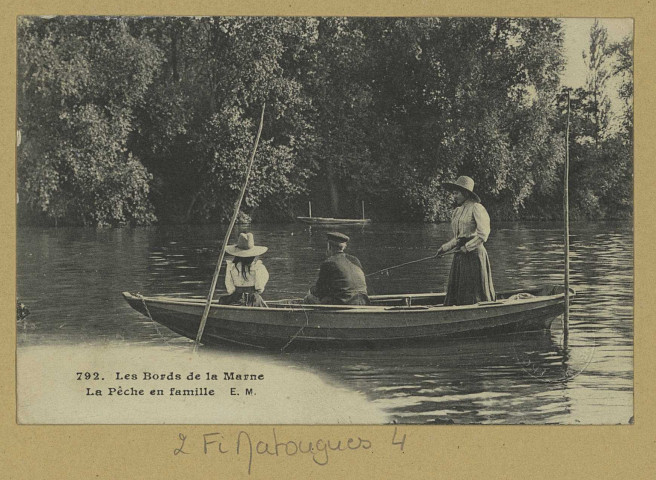 MATOUGUES. -792-Les Bords de la Marne. La pêche en famille / E. Merlaut, photographe à Paris. Paris Ph. Édition E. Merlaut. [avant 1914] 