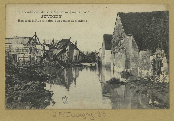 JUVIGNY. Les Inondations dans la Marne. Janvier 1910. Entrée de la Rue principale en venant de Châlons.
L.B.[vers 1910]