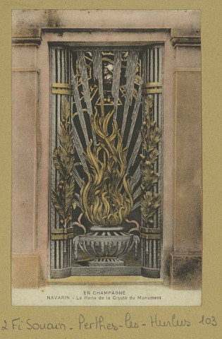 SOUAIN-PERTHES-LÈS-HURLUS. En Champagne. Navarin. La Porte de la Crypte du Monument.
SuippesÉdition Cadieu.Sans date