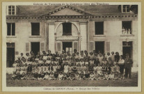 CERNON. Colonie de vacances de la commune libre des Ursulines-Château de Cernon-Groupe des fillettes / J. Boulvé, photographe.