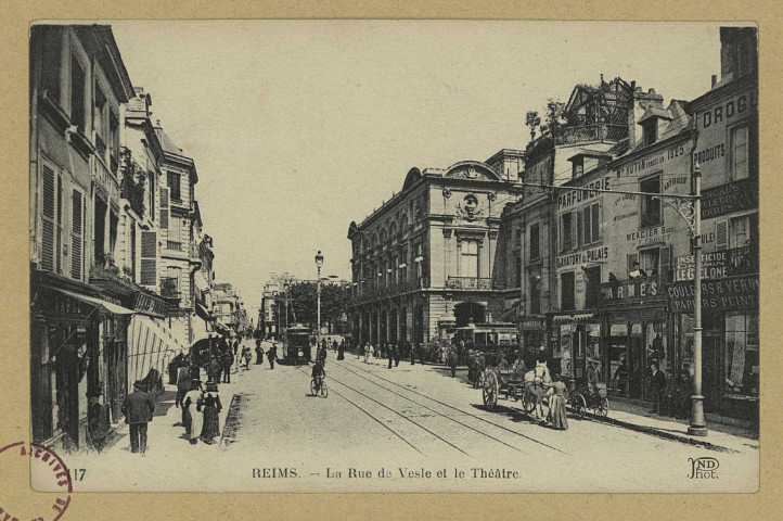 REIMS. 117. La Rue de Vesle et le Théâtre / N.D. phot.
(75 - CorbeilNeurdein frères).Sans date