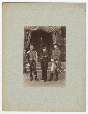 CHÂLONS-EN-CHAMPAGNE. École nationale supérieure des arts et métiers. Groupe d'étudiants en uniforme.