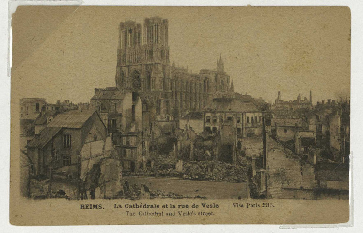 REIMS. La Cathédrale et la rue de Vesle - The Cathedral and Vesle's street.
ParisCornault et Papeghin.Sans date