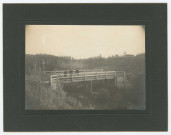 Edmonton au Canada. Trois hommes sur un pont de bois.