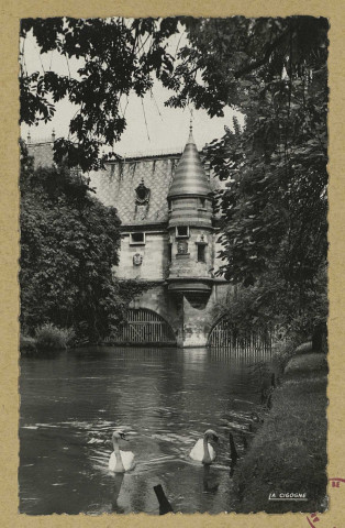 CHÂLONS-EN-CHAMPAGNE. Caisse d'Epargne vue des jardins. Reims ""La Cigogne"". [vers 1954] 