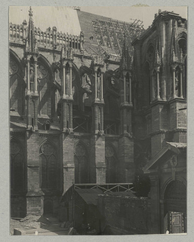 REIMS. Cathédrale de Reims. Nouvelle charpente de la nef en cours de construction (vue de l'extérieur).