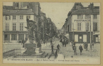 CHÂLONS-EN-CHAMPAGNE. 42- Rue et statue Carnot. - Carnot street and statue.
L.L.Sans date