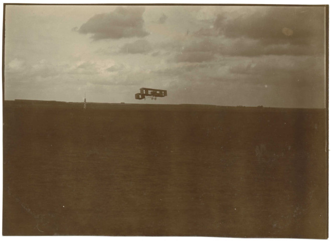 Un biplan, août 1909