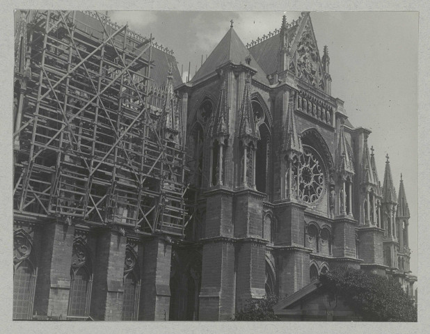 REIMS. Cathédrale de Reims. Échafaudage de la nef, façade sud ; transept sud.