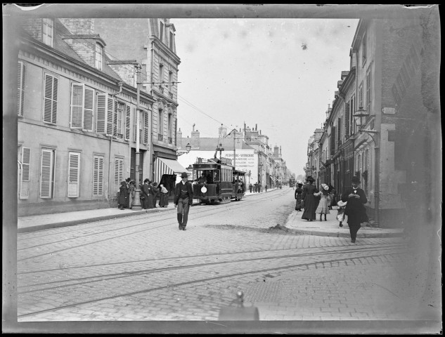 REIMS. Tramway. Avenue Cérès (Jean-Jaurès) et rue de Cernay