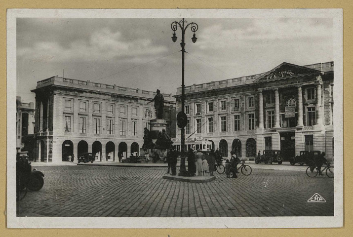 REIMS. 147. Place Royale.
StrasbourgReal-photo CAP.Sans date