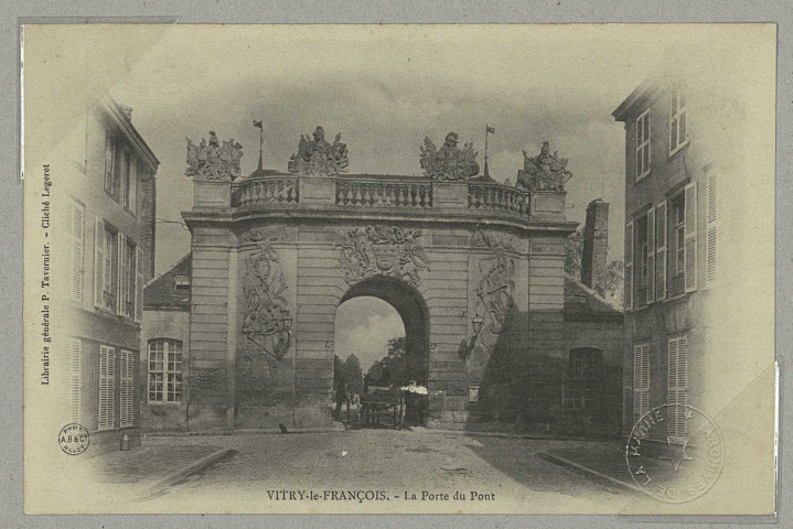 VITRY-LE-FRANÇOIS. La Porte du Pont / A. B. et Cie, photographe.
([S.l.]Imp. Librairie Générale P. Tavernier).Sans date