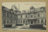 REIMS. 101. Cour de l'Hôtel de Ville.