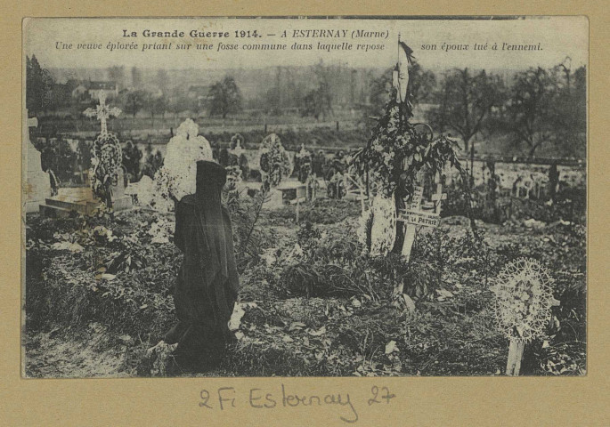 ESTERNAY. 328-La grande guerre 1914. Une veuve éplorée priant sur une fosse commune dans laquelle repose son époux tué à l'ennemi.
ParisI.M.T.[vers 1918]