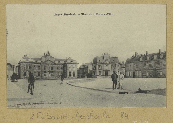 SAINTE-MENEHOULD. Place de l'Hôtel de Ville. Ste-Menehould Édition L. Foucault Grand-Bazar. [vers 1906] 