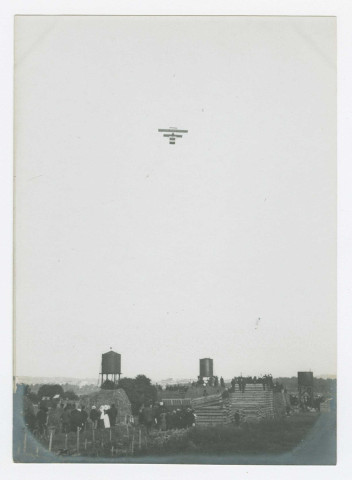 Henry Farman arrive à Issy-les-Moulineaux