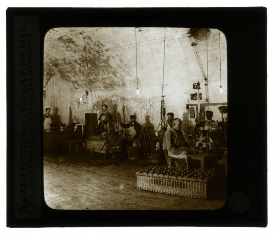 Les vins de Champagne. Ensemble d'un chantier d'expédition.