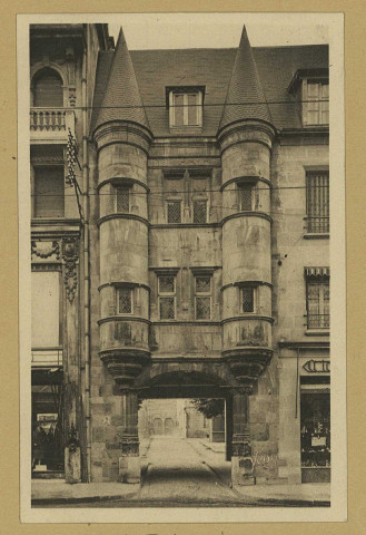 REIMS. 15. La Porte du Chapitre.
ParisLes Éditions d'Art Yvon.1930