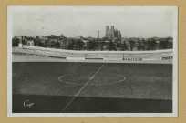 REIMS. 266. Stade municipal (arch. Henri Royer) et vue vers la cathédrale.
Strasbourg-ParisReal-Photo, CAP.Sans date