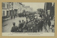 REIMS. 9. La Grande Guerre 1914 - 1200 prisonniers allemands à German prisonners at Reims / J.C., Paris.