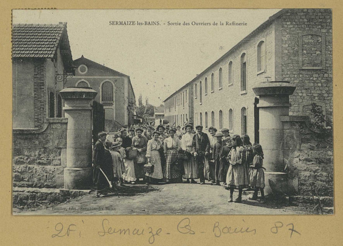 SERMAIZE-LES-BAINS. Sortie des ouvriers de la Raffinerie / A. B. et Cie, photographe. Sermaize-les-Bains Édition F. Rourtier. [vers 1906] 