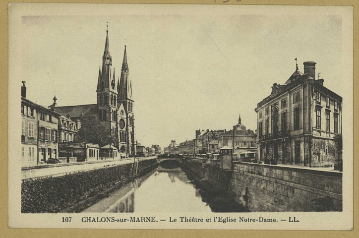 CHÂLONS-EN-CHAMPAGNE. 107- Le Théâtre et l'église Notre-Dame. Strasbourg-Schiltigheim Cie des Arts Photomécaniques. Sans date 
