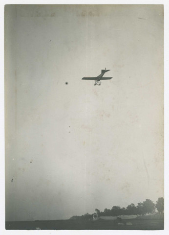 Monoplans en vol de jour et de nuit