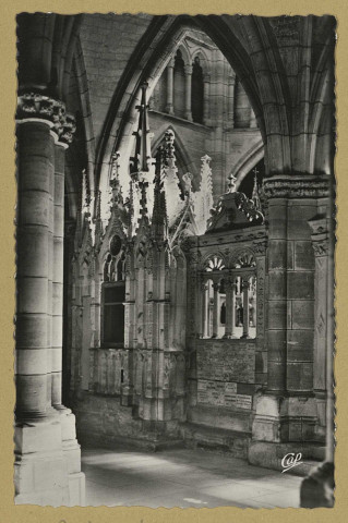 ÉPINE (L'). 1602-Basilique Notre-Dame de l'Epine. Reliquaire XVIe s. vu du Déambulatoire.
Édition C.A.P.Sans date
Collection du pèlerinage