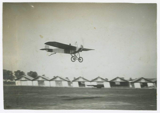 Monoplans en vol de jour et de nuit