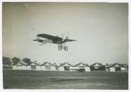 Monoplans en vol de jour et de nuit