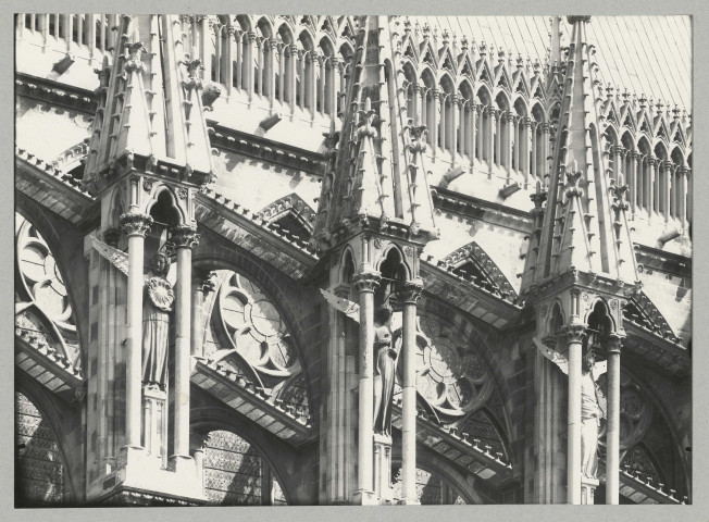 REIMS. Cathédrale de Reims. Détail pinacle sud, l'ange au soleil.