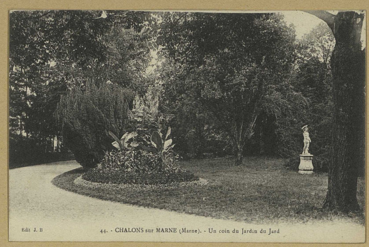 CHÂLONS-EN-CHAMPAGNE. 44- Un coin du jardin du Jard.
Château-ThierryBourgogne Frères.Sans date