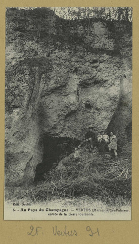 VERTUS. 5. Au Pays du champagne. Vertus (Marne). Les falaises, entrée de la pierre tournante.
Château-ThierryÉdition J. BourgogneÉdition Doublet.[vers 1925]