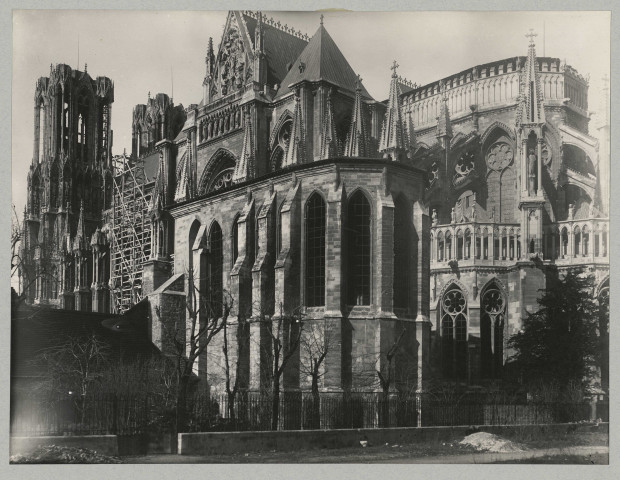 REIMS. Cathédrale de Reims. Chapelle de l'Archevêché et façade Sud-Est.