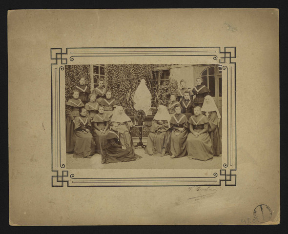 Pensionnaires et religieuses encadrant la statue de la Vierge / V. Courleux, photographe à Reims.