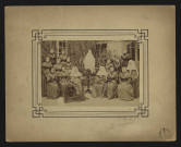 Pensionnaires et religieuses encadrant la statue de la Vierge / V. Courleux, photographe à Reims.