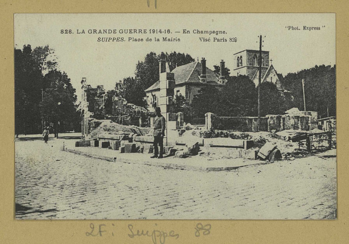 SUIPPES. -828. La Grande Guerre 1914-16. En Champagne. Suippes. Place de la Mairie / Express, photographe.
(75 - Parisimp. Baudinière).[vers 1916]