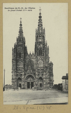 ÉPINE (L'). Basilique de Notre-Dame de l'Épine. Le grand portail XVe s.
(51 - ReimsJ. Bienaimé).[vers 1927]