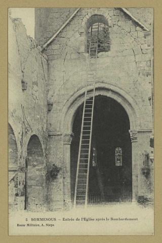SOMMESOUS. -5-Entrée de l'église après le bombardement.
