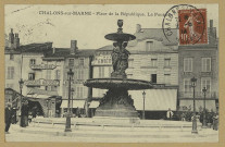 CHÂLONS-EN-CHAMPAGNE. Place de la République. La fontaine.