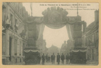 REIMS. Visite du président de la république à Reims (19 octobre 1913). Rue Eugène Desteuque. Arc de triomphe symbolisant l'industrie laitière.[Sans lieu] : Thuillier