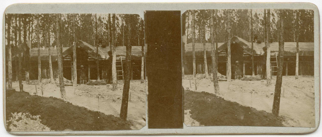 Poste de commandement maison du colonel 112e. Spécimen des cabanes du front disséminées sous les arbres.