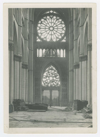REIMS. Intérieur de la cathédrale de Reims