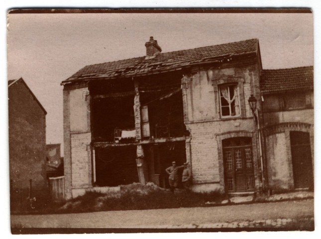 Reims. Maison bombardée sur la place de l'église Sainte-Clotilde.
