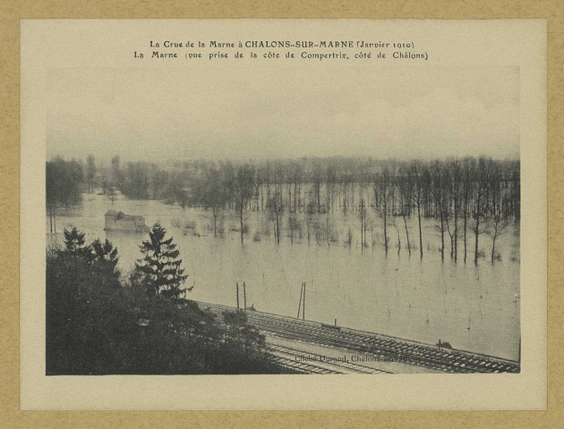 CHÂLONS-EN-CHAMPAGNE. La Crue de la Marne à Châlons-sur-Marne (janvier 1910) - La Marne (vue prise de la côte de Compertrix, côté de Châlons).